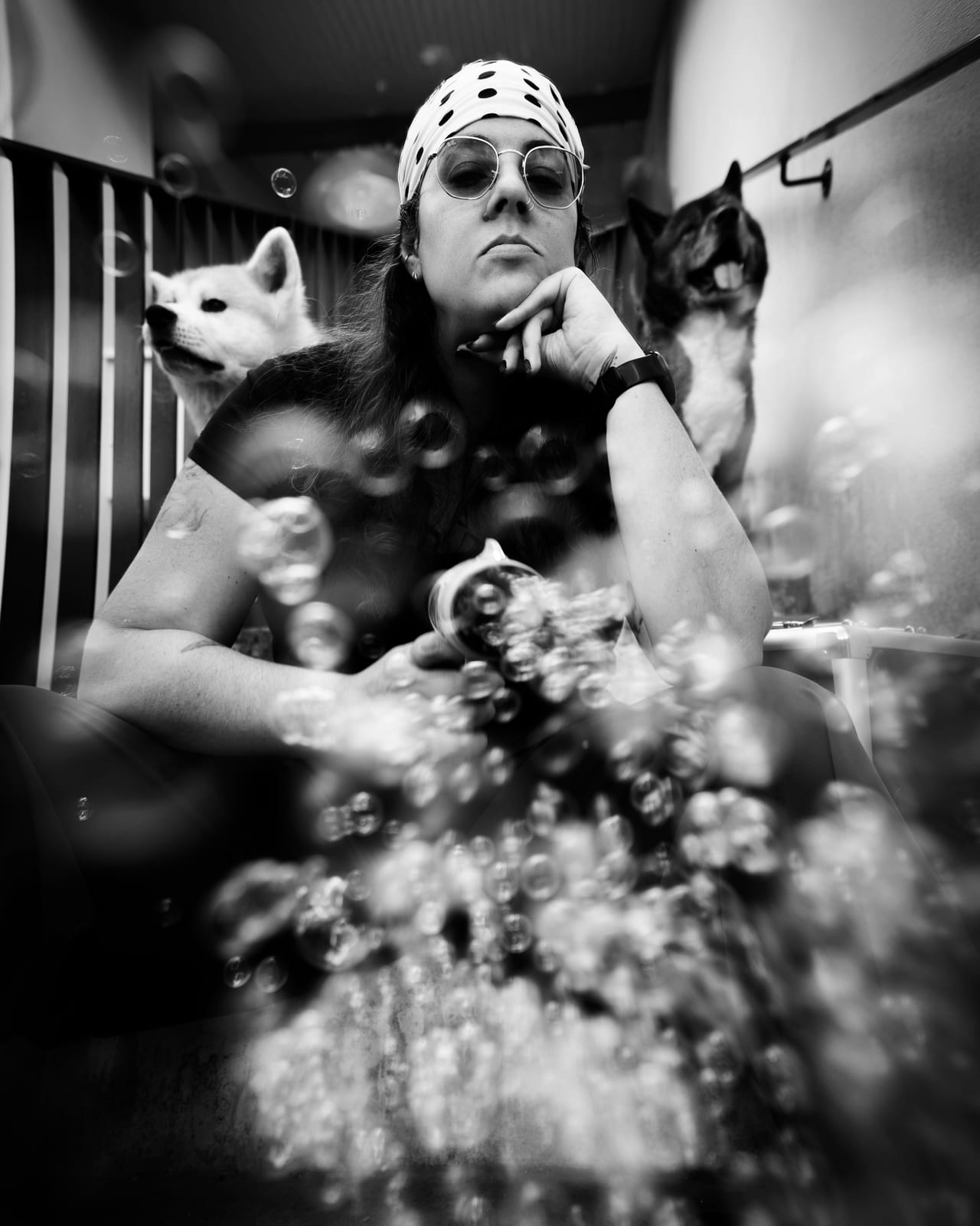 Juliet Faure et ses chiens, portrait noir et blanc