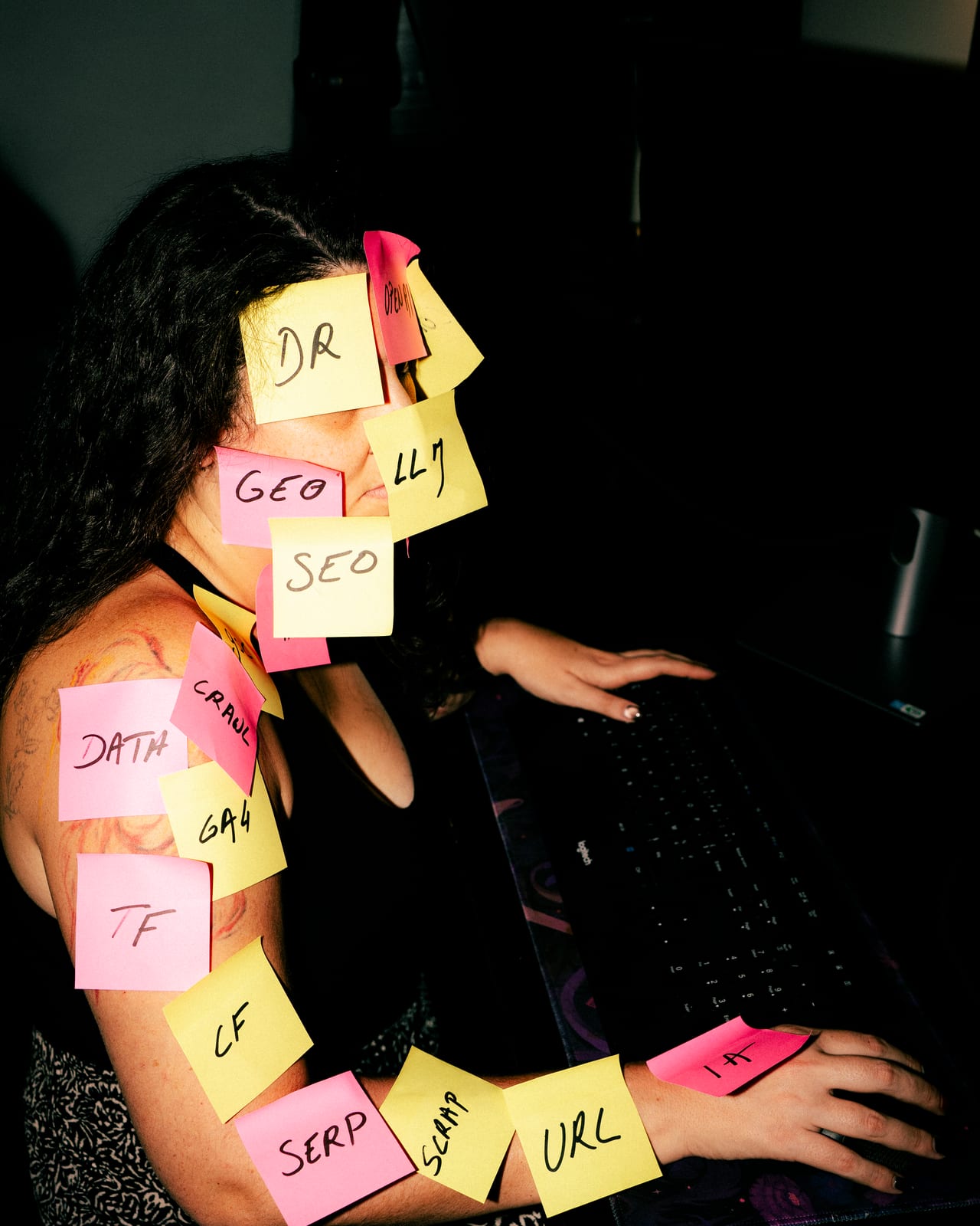 Juliet Faure, consultante SEO & GEO e-commerce, couverte de post-its SEO, GEO, DATA, SERP, URL